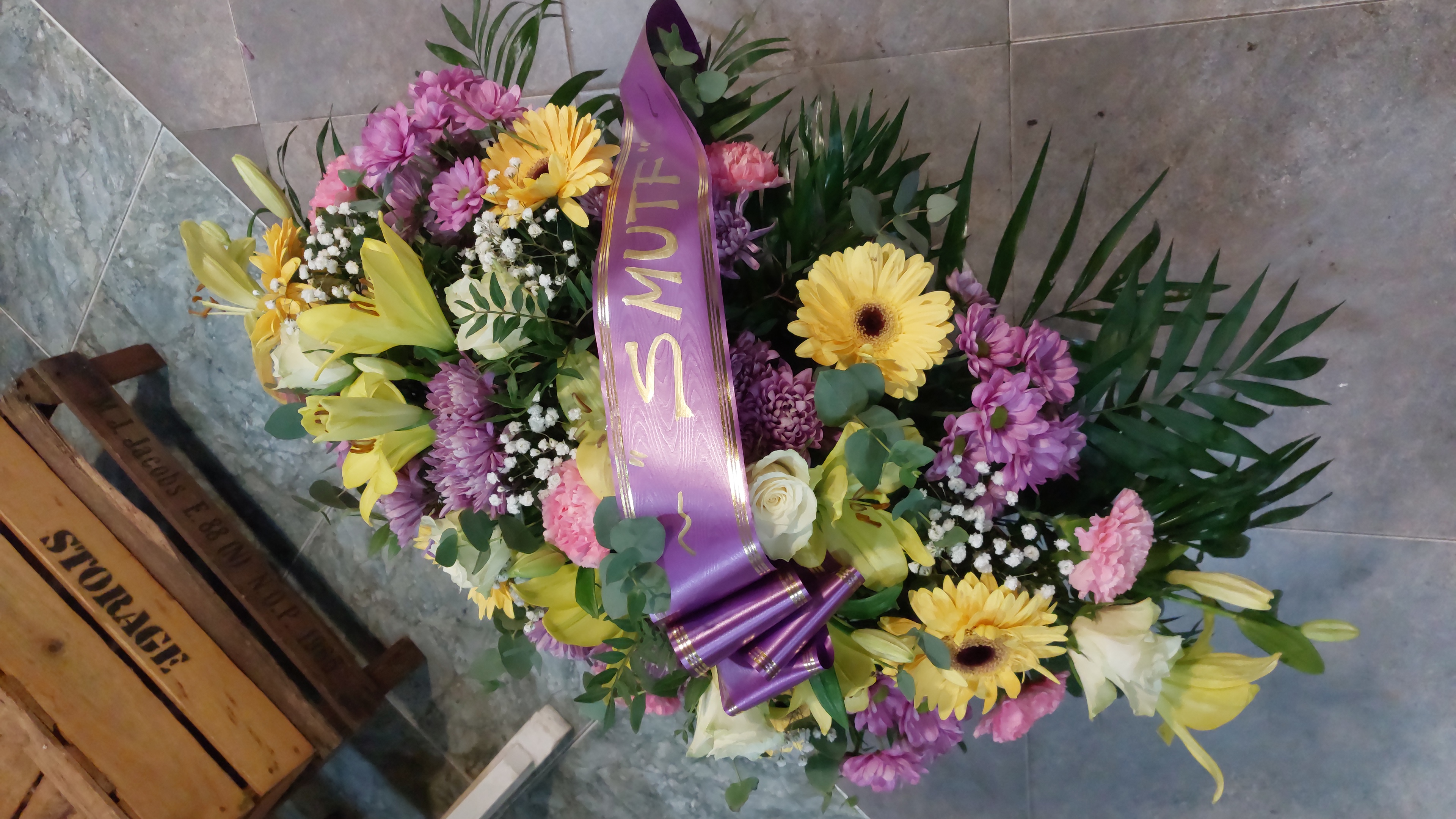 Arreglo Fúnebre Alargado Púrpura y Amarillo - Imagen 2