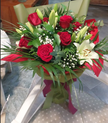 Ramo Combinado de Rosas y Lilium - Imagen 2