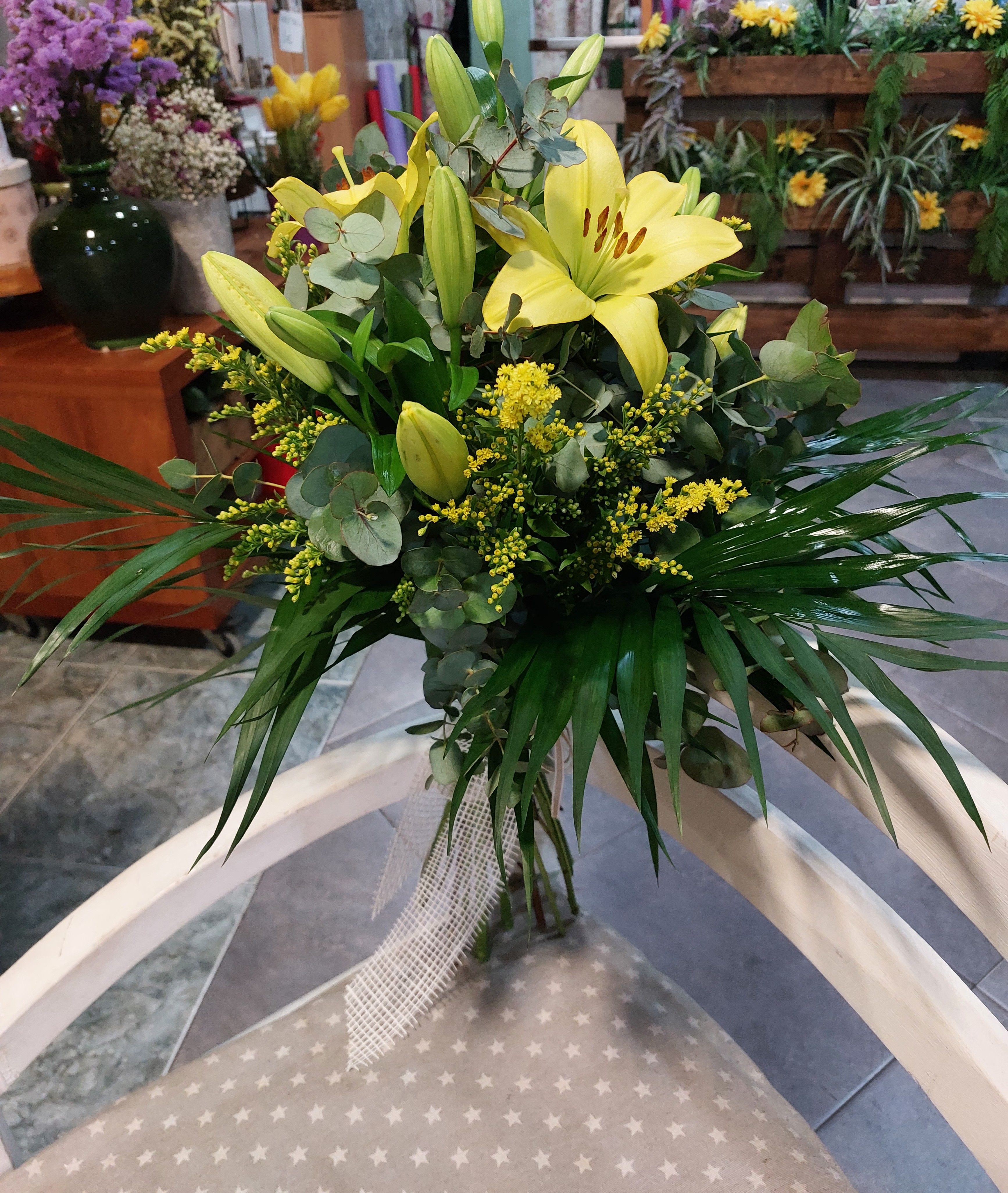 Ramo de Lilium Amarillo y Verdes Mixtos - Imagen 2